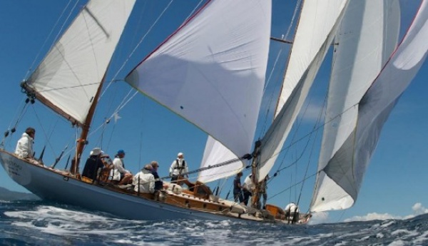 El velero Manitou pone rumbo a Port Adriano