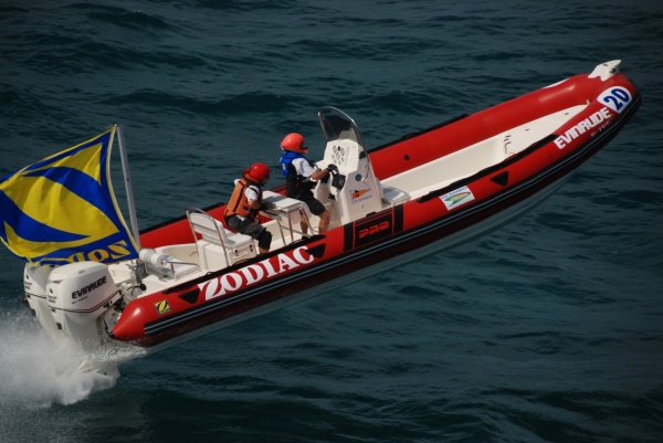 El XI Raid motonáutico de Baleares-Aguas azules prueba la resistencia de medio centenar de pilotos