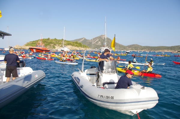 Medio millar de piragüistas dan la vuelta a Dragonera