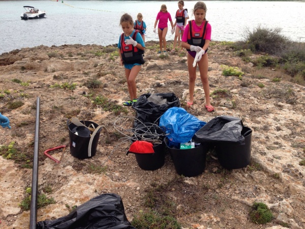 Los alumnos de la Escuela de Vela del Club de Mar Mallorca limpian la costa de Illetes
