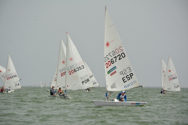 Joan Cardona se mantiene en la élite a falta de una Jornada para el final del Europeo sub21 de Laser