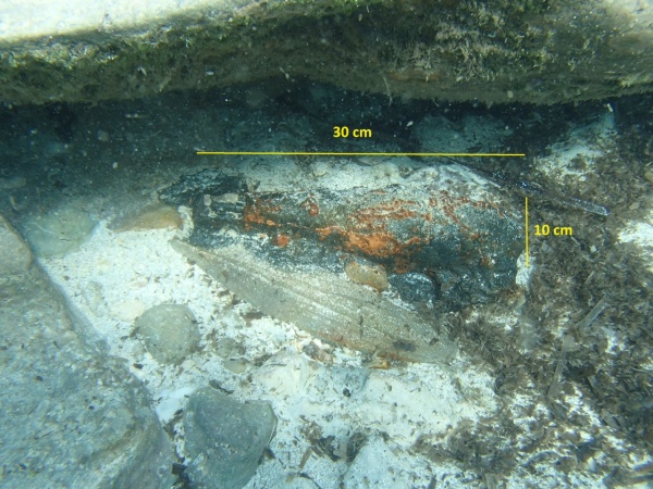 Buceadores de la Armada neutralizan una  granada de mortero en aguas de  Mallorca