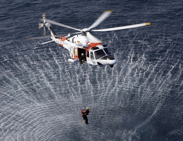 Dos helicópteros,  una misión