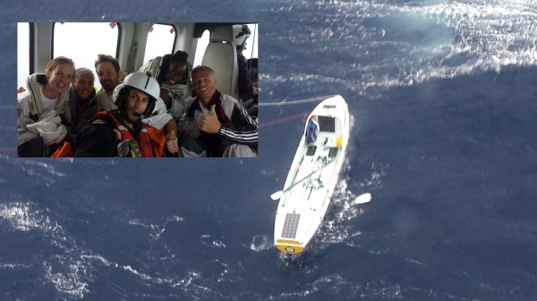 Rescatados los tripulantes de un bote a remos  entre olas de seis metros