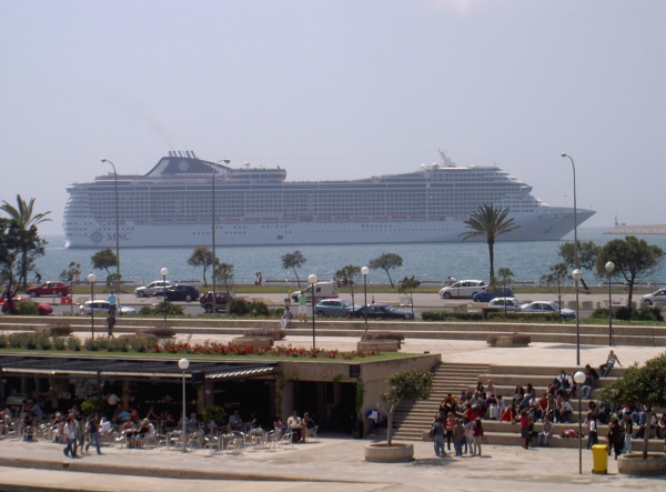 Las navieras alertan del perjuicio económico que supondrá cobrar la ecotasa a los cruceros
