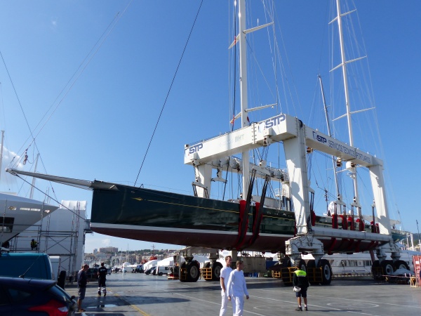 STP realiza la izada del Hetairos, de 66.7 metros, la mayor de Baleares