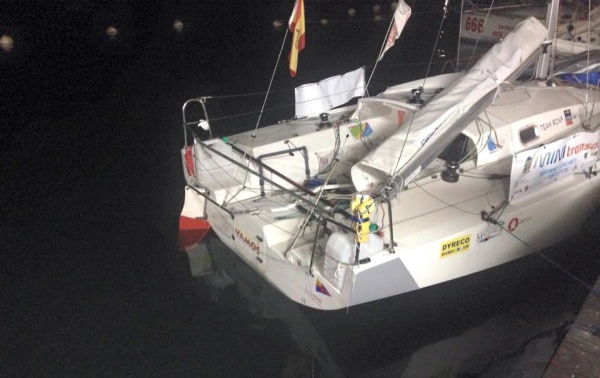 Nacho Postigo cruza la meta de la Mini Transat con un solo timón