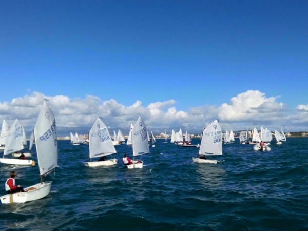 El fuerte viento no pudo con los participantes del Trofeo Restaurante del CN s’Arenal