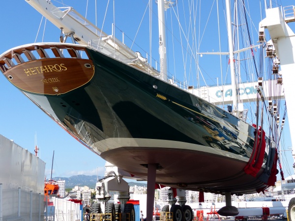 STP registra la maniobra de izada del Hetairos