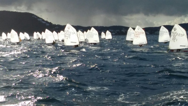 Conrad Konitzer lidera el Campeonato de Baleares de Optimist