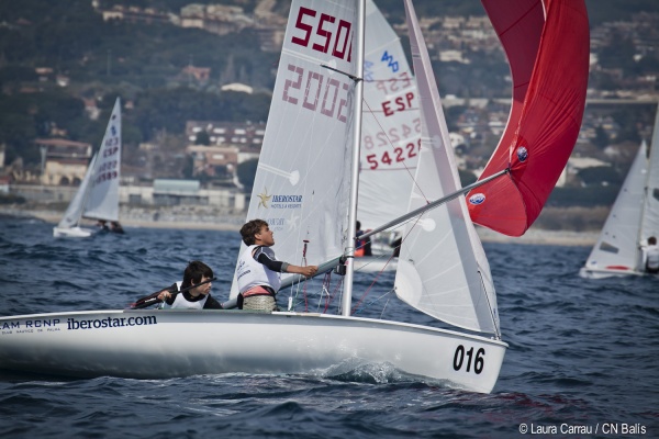 Marc Lladó y Javi González lideran el nacional de 420