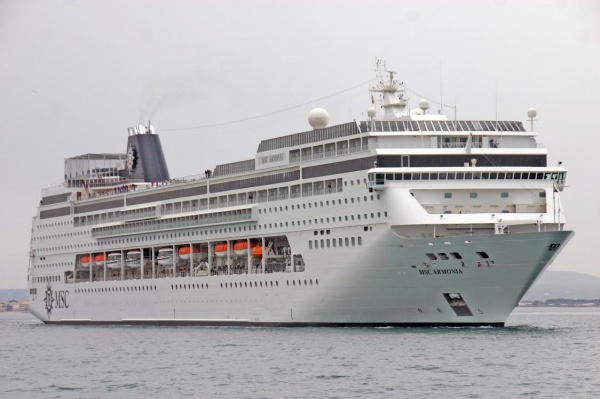 El MSC Armonia, de 276 metros de eslora, atracará en Maó