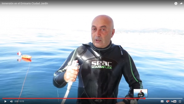 Con el agua (marrón) al cuello