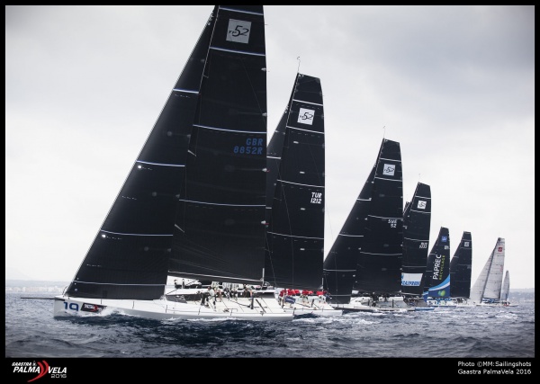 Un centenar de barcos llenan la bahía