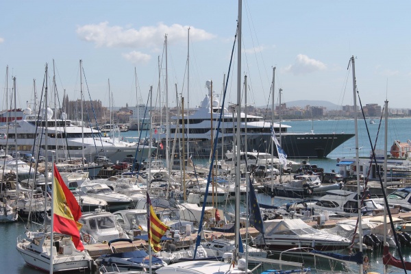 El superyate Titan amarra en el Club de Mar Mallorca