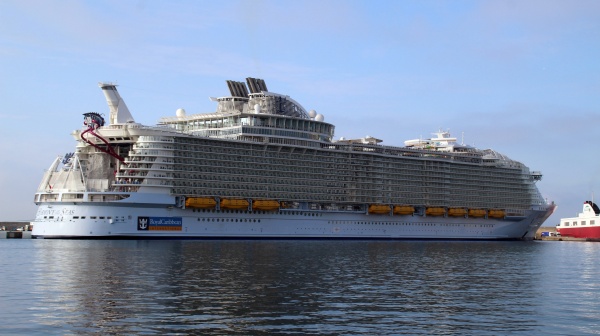 El «coloso» Harmony of the seas hace su primera escala en Palma