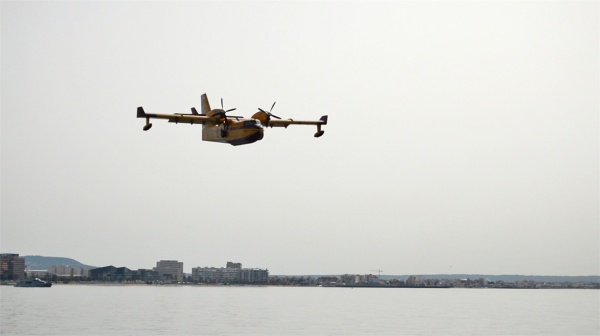Aviones anfibios realizan un simulacro en el puerto de Palma