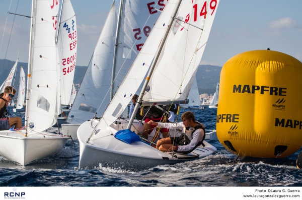 Las canarias María y Pilar Caba, primeras líderes de la Copa de España de 420 del RCNP