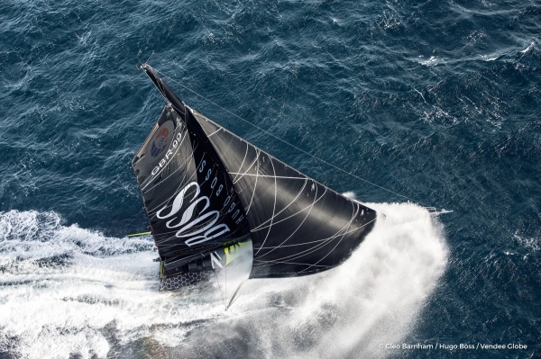 Alex Thomson mantiene el liderato de la Vendée camino de los Doldrums