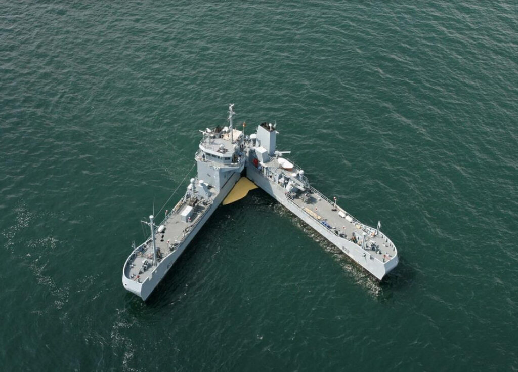 El buque bisagra que recoge el chapapote vertido al mar