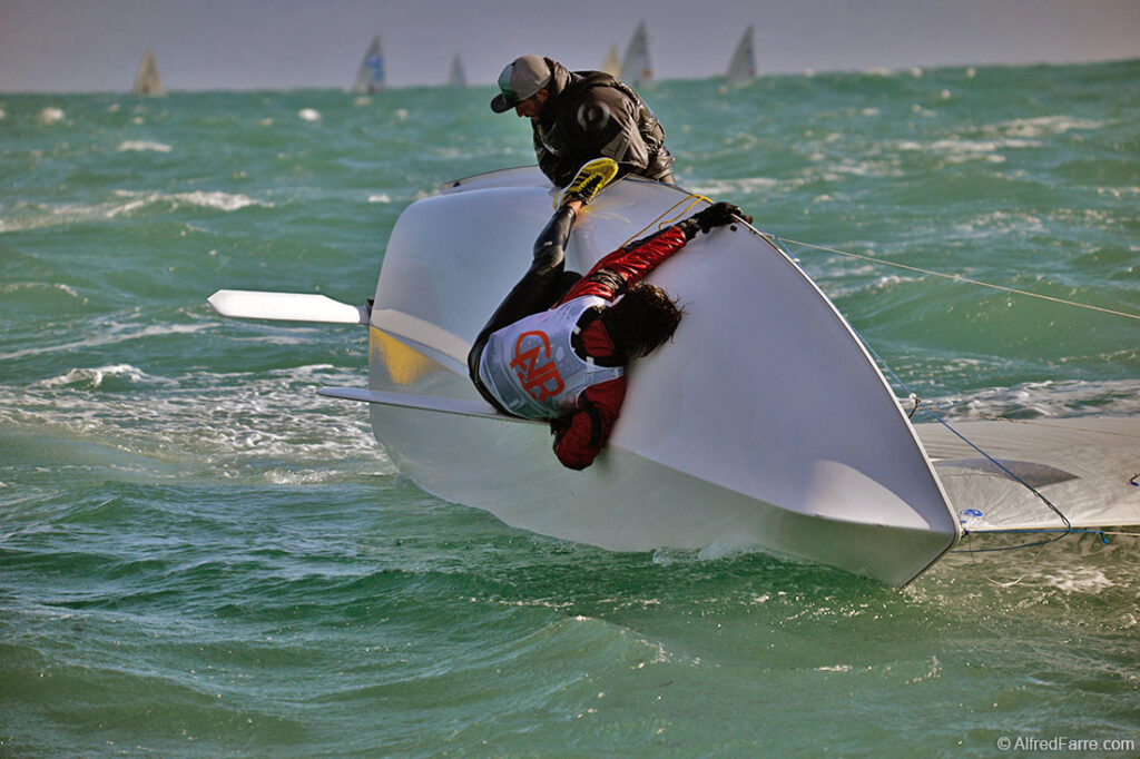El fuerte viento marca una nueva jornada épica en Palamós