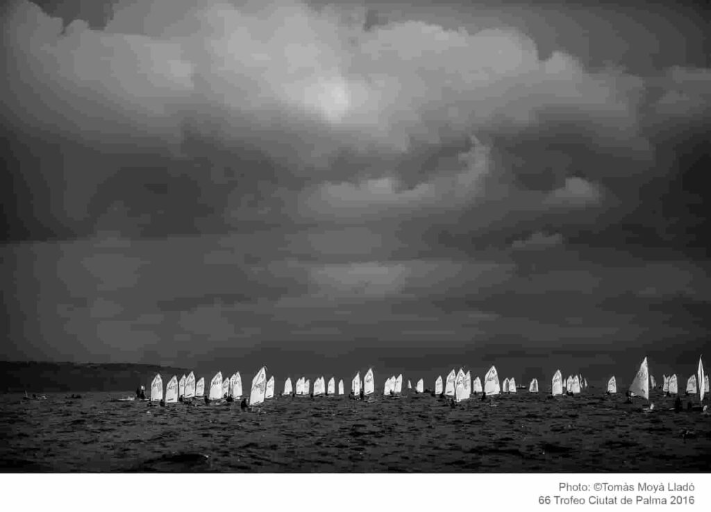 Jornada difícil y cambio en el liderato de la clase Optimist