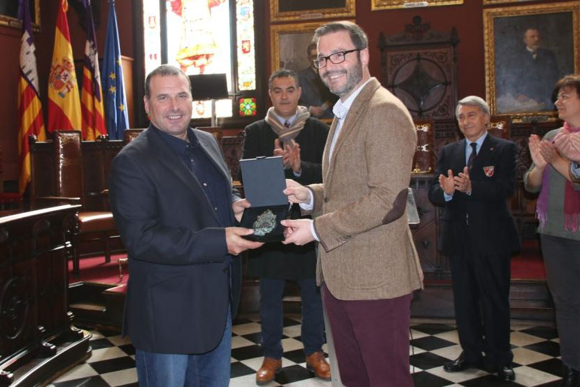 Palma reconoce al campeón de pesca submarina Pedro Carbonell