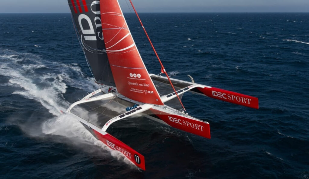 Alex Pella bate el récord de la vuelta al mundo en un trimarán