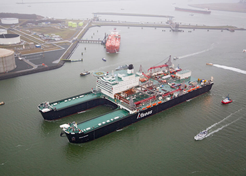 ​​​​​​​El catamarán multiusos de los 1.500 millones de euros