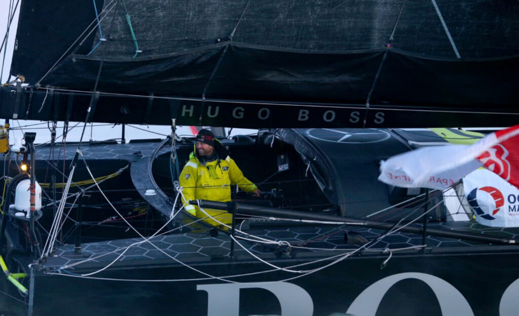 Alex Thomson, a 15 horas de la gloria