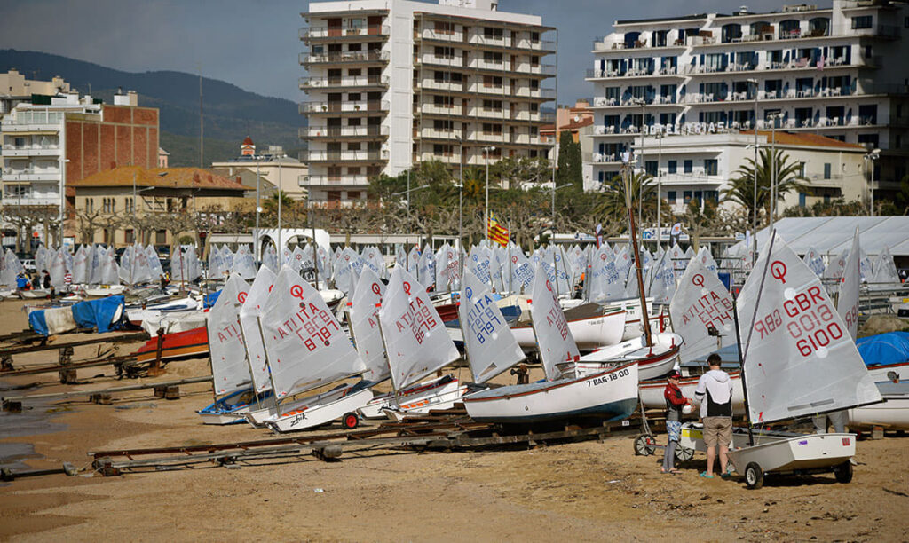 Medio millar de barcos competirán en el Palamós Optimist Trophy