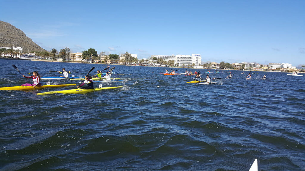 Los piragüistas vencieron al viento y las olas en Alcudia