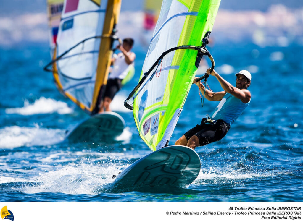 Los españoles dominan en tres clases a una jornada de la final