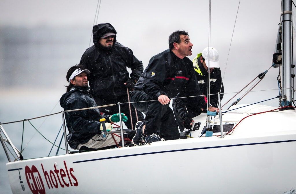 El mal tiempo no arredra a los monotipos en la jornada inaural