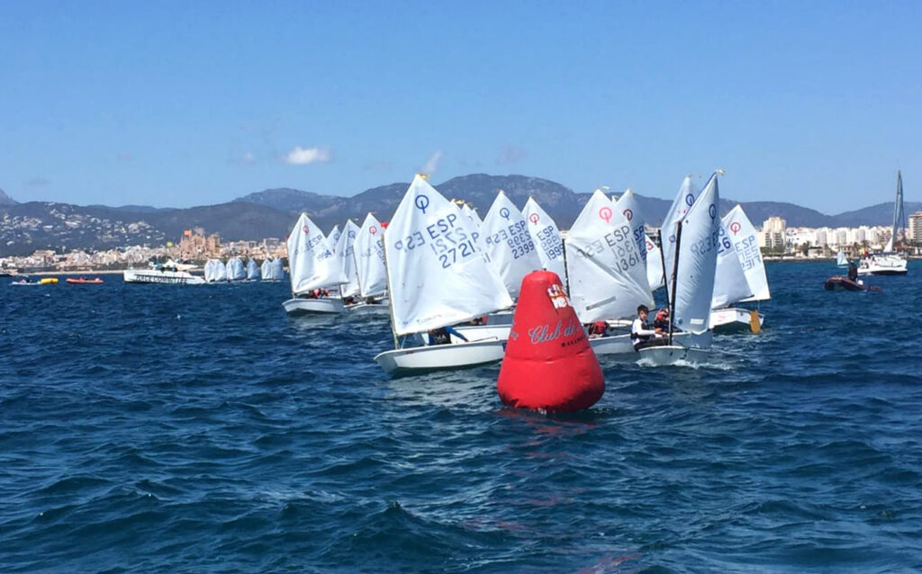Teo Matheu y Valentín Fernández lideran el Trofeo Cluma de Snipe