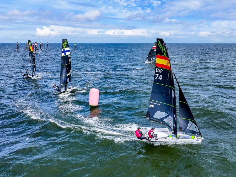 Botín y López acechan el podio de 49er en el Mundial de Santander