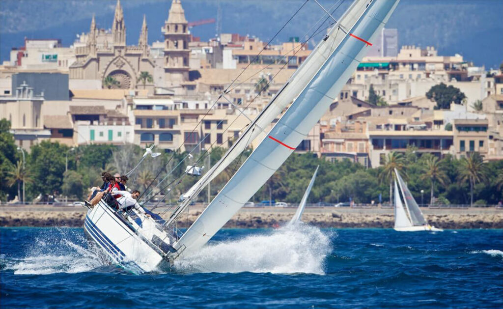La regata de las FFAA llenará de velas la Bahía de Palma