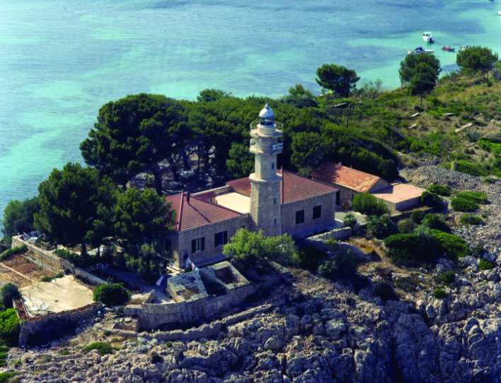 La Autoridad Portuaria ha instalado tecnología LED en 13 de sus faros