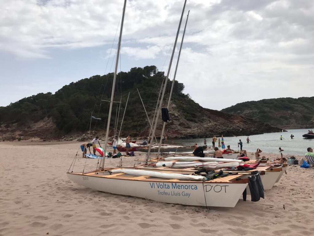 Éxito en la vuelta a Menorca en patín a vela