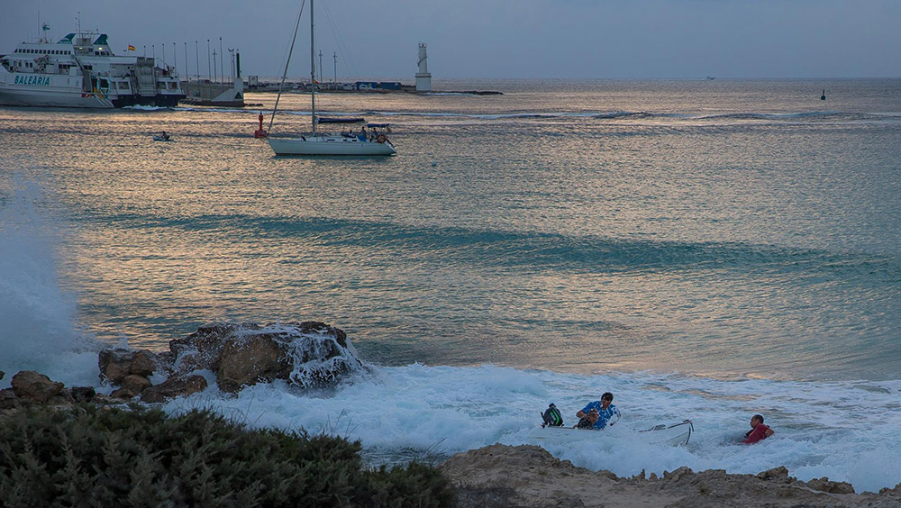 La temporada alta trae el caos al puerto de La Savina