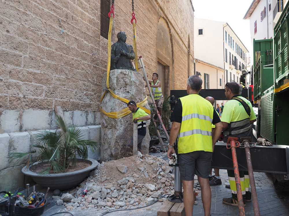 El busto del capità Toni se traslada temporalmente a Santa Creu