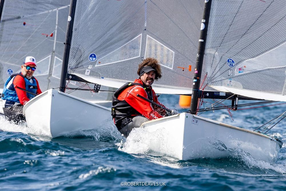 España navega en el grupo oro del Europeo de 49er