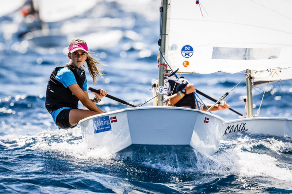 Empate en Optimist tras la primera jornada del Gran Día de la Vela