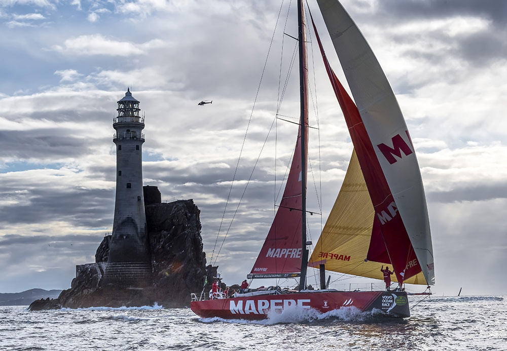 El MAPFRE lucha por el liderato de la Rolex Fastnet Race