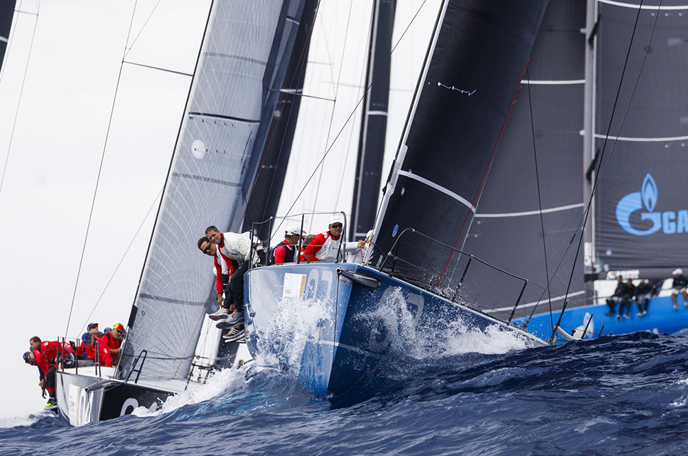 Azzurra golpea primero en Mahón y lidera la 52 super series
