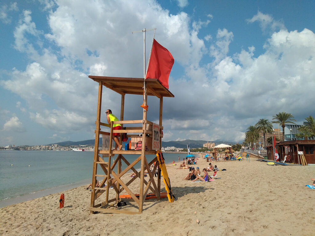 La suciedad arrastrada por la lluvia obliga a cerrar tres playas en Palma