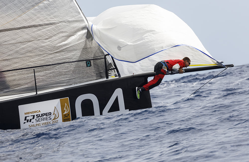 El Azzurra mantiene el liderato tras  otra jornada dura