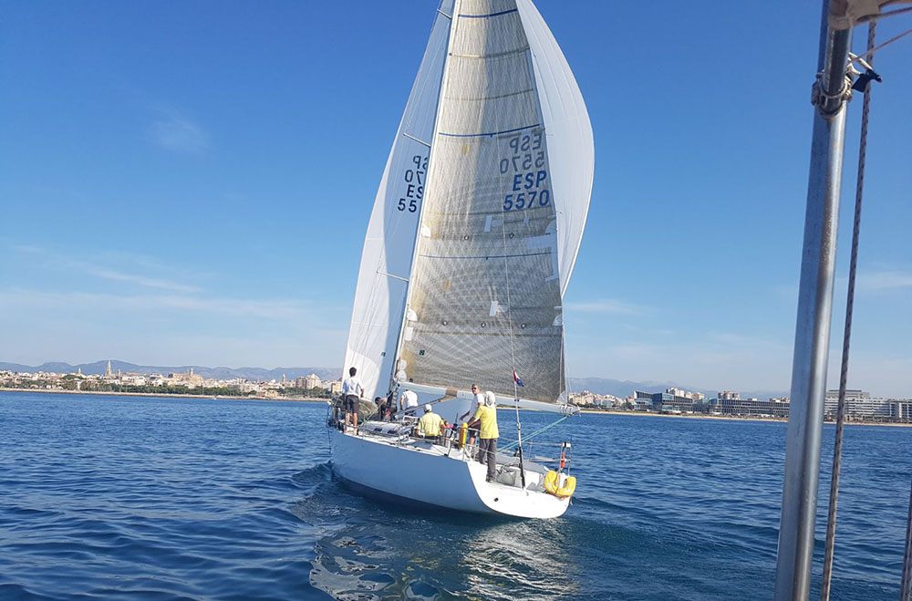 Petrouchka III, Admirable y Mestral Fast ganan una Regata Yatess marcada por las encalmadas