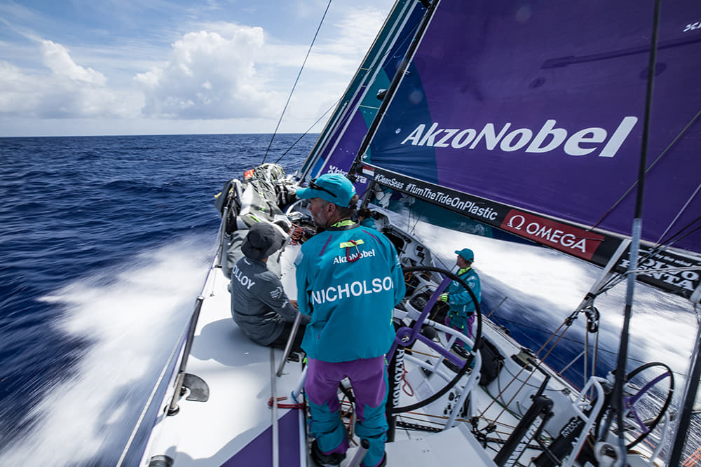 El Team AkzoNobel, el primero en poner rumbo al este