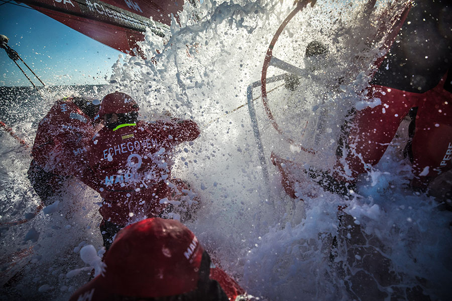 El MAPFRE domina el inicio del descenso por el Atlántico